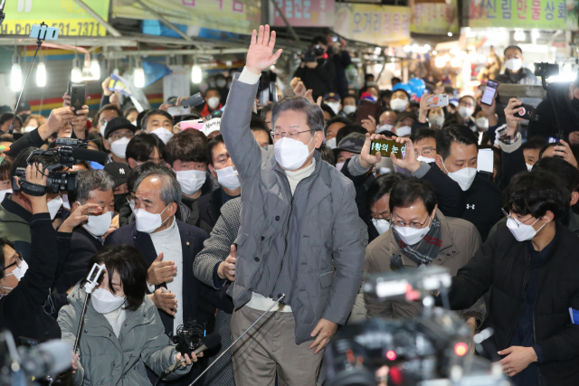 이재명 더불어민주당 대선 후보가 5일 전북 정읍시 샘고을시장에서 시민들에게 손들 들어 인사를 하고 있다. / 연합뉴스