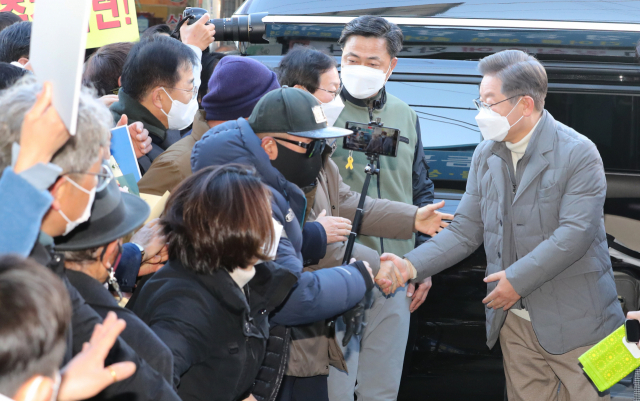 더불어민주당 이재명 대선후보가 5일 전북 정읍시 샘고을시장에서 지지자들과 인사하고 있다./연합뉴스