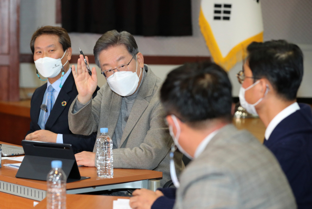 이재명 더불어민주당 대선 후보가 지난 4일 전북 김제시 새만금 한국농어촌공사에서 국민반상회를 하고 있다. / 연합뉴스