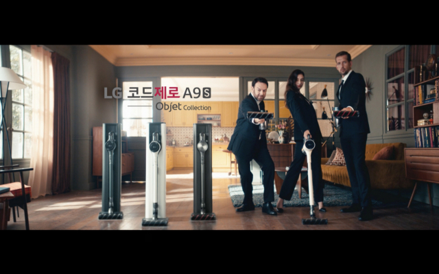 광고 영상 속 비밀요원들이 신개념 청소기 거치대 올인원타워와 LG 코드제로 A9S를 소개하고 있다./사진 제공=LG전자