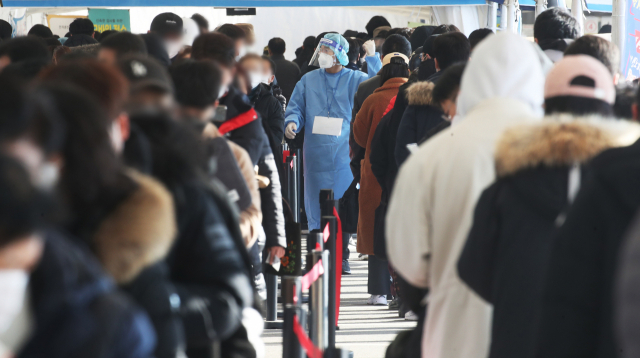 보건소 임시선별검사소가 코로나19 검사를 받으려는 시민들로 붐비고 있다./연합뉴스