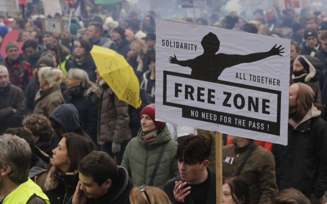 벨기에서 코로나19 방역조치 반대시위…경찰, 물대포로 진압
