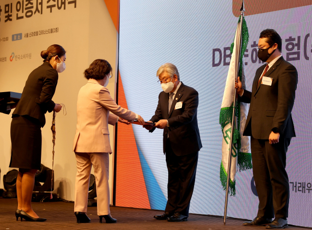 김정남(오른쪽 두번째부터) DB손해보험 대표가 지난 3일 서울 신라호텔에서 열린 ‘2021년 소비자중심경영(CCM)’ 우수기업 포상 및 인증서 수여식에서 조성욱 공정거래위원장으로부터 대통령표창을 받고 있다. /사진 제공=DB손보