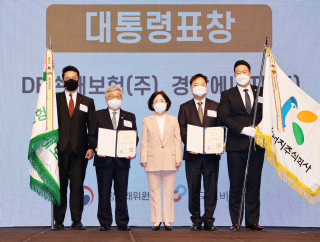 김정남(왼쪽 두번째) DB손해보험 대표가 지난 3일 서울 신라호텔에서 열린 ‘2021년 소비자중심경영(CCM)’ 우수기업 포상 및 인증서 수여식에서 조성욱(가운데) 공정거래위원장으로부터 대통령표창을 받고 들어보이고 있다. /사진 제공=DB손보