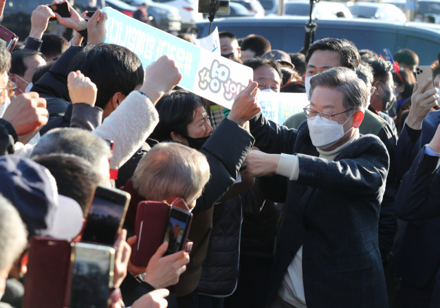 이재명 더불어민주당 대선 후보가 5일 전북 진안군 인삼상설시장에서 지지자들과 인사하고 있다. /국회사진기자단