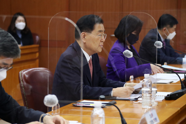 정의용 외교부 장관이 지난달 22일 서울 종로구 도렴동 외교부 청사에서 열린 유엔 회의에서 발언을 듣고 있다.