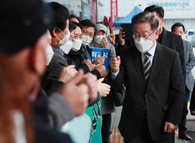 이재명 더불어민주당 대선 후보가 6일 오후 인천시 동구 인천의료원을 방문하며 지지자들과 인사하고 있다. /연합뉴스