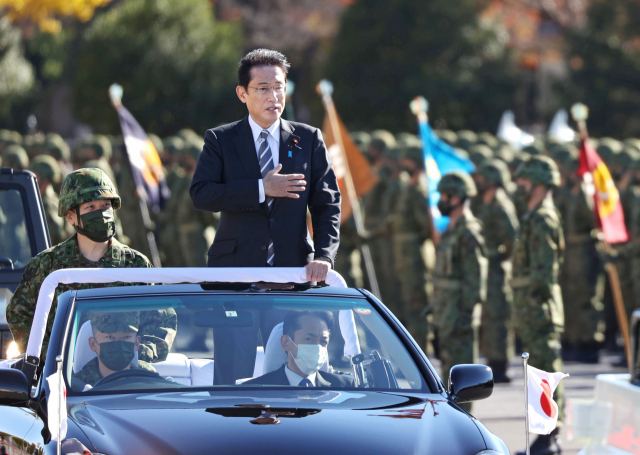 지난달 27일 기시다 후미오 일본 총리가 육상자위대의 아사카 주둔지에서 병력을 사열하고 있다(오른쪽 사진). /AP연합뉴스