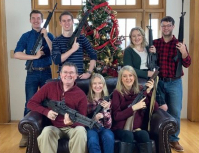 온가족 총 들고 '메리 크리스마스' 글올린 美의원