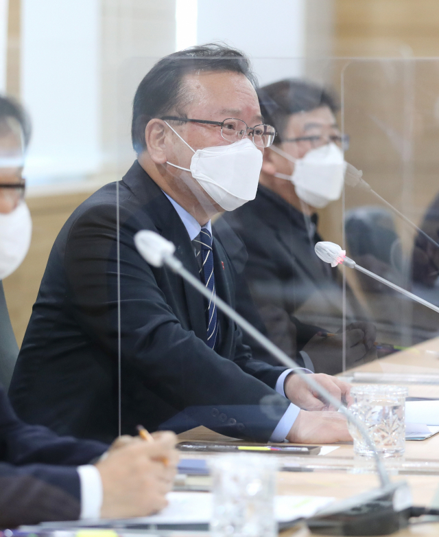 김 총리의 홍남기 변론 '자식 입원했는데 알아볼 수 있는 것 아닌가'
