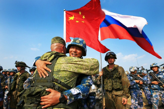 2016년 중국 및 러시아 해병대 관계자들이 합동훈련 훈 포옹하고 있다. /사진제공=중국 국방부