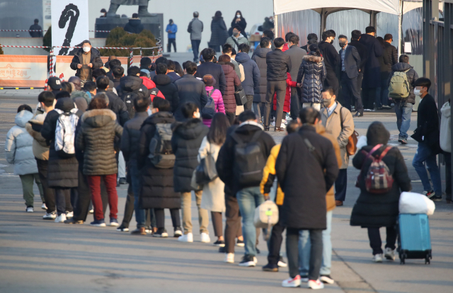 서울역 광장에 마련된 임시 선별검사소를 찾은 시민들이 검사를 위해 대기하고 있다./연합뉴스