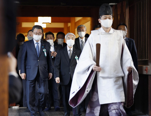 오쓰지 히데히사(왼쪽 두번째) 의원 등 일본 여야 의원들이 7일 야스쿠니 신사를 집단 참배하기 위해 이동하고 있다./도쿄=연합뉴스