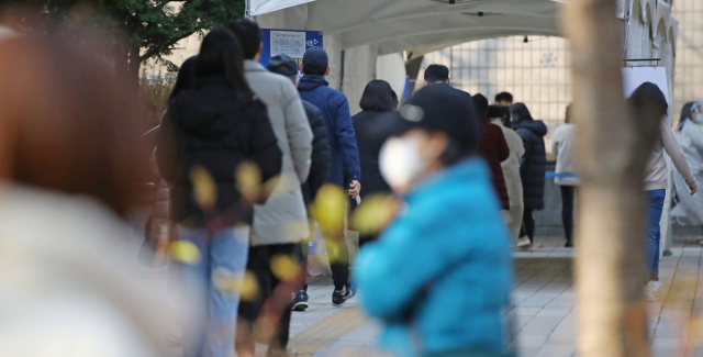 7일 서울 서초보건소에 마련된 선별진료소를 찾은 시민들이 검사를 위해 대기하고 있다. /연합뉴스