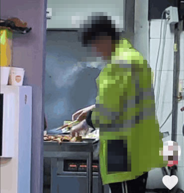 치킨 양념 바르며 '담배 연기 뻑뻑'…직원 포착에 네티즌 '경악'