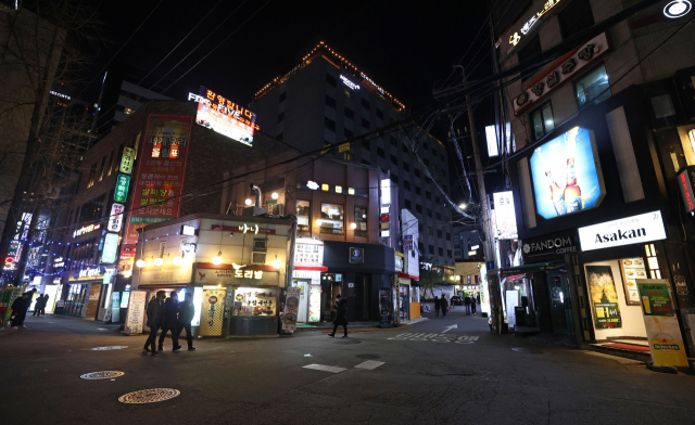 코로나19 확진자 수 증가와 오미크론 변이 감염에 대한 우려가 커지는 카운데 7일 오후 서울 중구 무교동 인근 음식점 거리가 한산한 모습을 보이고 있다. /연합뉴스