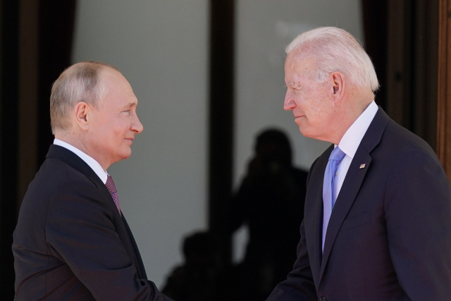 지난 6월 스위스 제네바에서 만난 블라디미르 푸틴 러시아 대통령과 조 바이든 미국 대통령/AP 연합뉴스