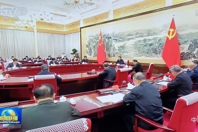 지난 6일 열린 중국 공산당 정치국 회의 모습. 내년 경제 정책으로 ‘안정’을 최우선하기로 했다. /CCTV 캡처