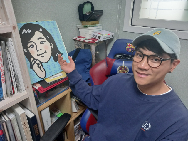 양경수 작가가 서울 영등포동의 자택 겸 작업실에서 자신이 그린 이모티콘에 대해 설명하고 있다.