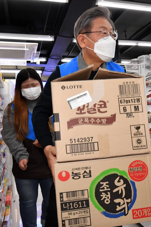 이재명 더불어민주당 대선후보가 8일 서울 서초구 장애인 직업훈련 편의점을 방문, 상품을 진열한 뒤 박스를 창고로 옮기고 있다./국회사진기자단