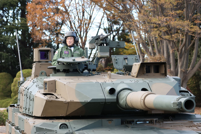 육상자위대 탱크 탑승하는 기시다 일본 총리./AFP연합뉴스