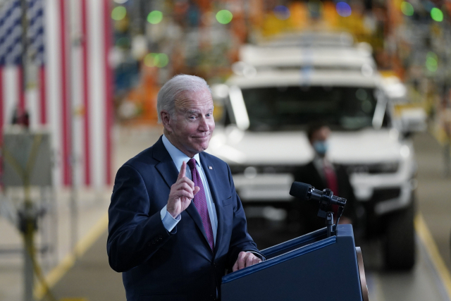 조 바이든 미국 대통령이 지난달 미시간주 디트로이트의 제너럴 모터스(GM) 전기차 조립공장 '팩토리 제로'(Factory ZERO)를 방문해 연설하고 있다./연합뉴스
