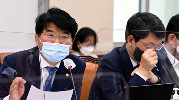 박완주 더불어민주당 의원이 지난 10월 7일 국회에서 열린 국정감사에서 질의하고 있다. /연합뉴스