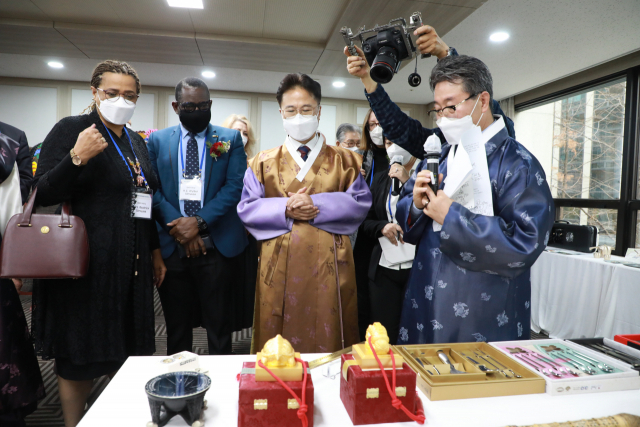 김저우(왼쪽에서 세번째) 조달청장이 주한외국사절과 함께 제8회 정부조달문화상품 특별기획전을 둘러보고 있다. 사진제공=조달청