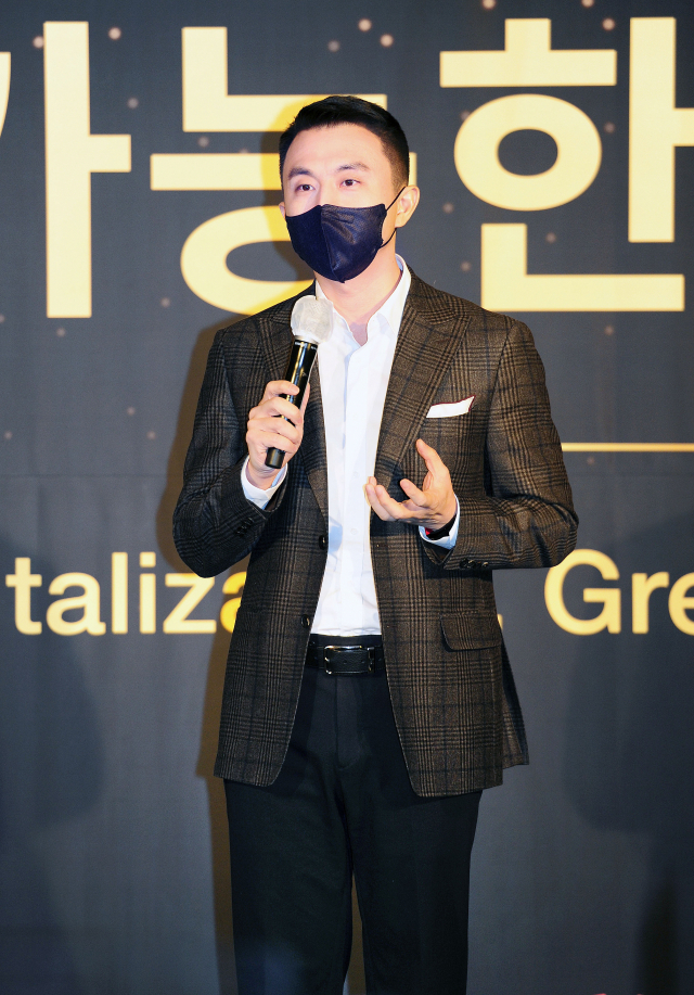 손루원 한국화웨이 CEO가 8일 서울 종로구 한 호텔에서 열린 '지속가능한 동반성장: 디지털화, 친환경 그리고 인재' 주제의 행사에서 발표를 하고 있다./사진 제공=한국화웨이