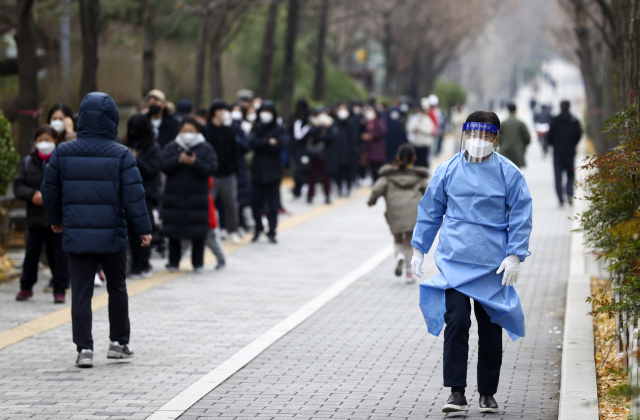 임시선별진료소를 찾은 시민들이 검사를 받기 위해 줄을 서 있다./연합뉴스