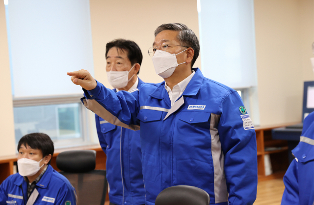 김종호(오른쪽) 기술보증기금 이사장이 지난 8일 부산 강서구에 있는 친환경 에너지 설비 전문 기업 ‘파나시아’를 방문해 이수태 파나시아 대표이사와 탄소중립 핵심기술에 대해 이야기 하고 있다. /사진 제공=기보