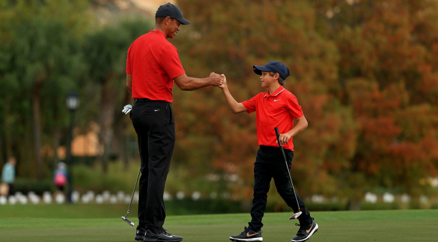 지난해 PNC 챔피언십에서 주먹을 부딪치는 타이거 우즈(왼쪽)와 아들 찰리. /출처=PGA 투어