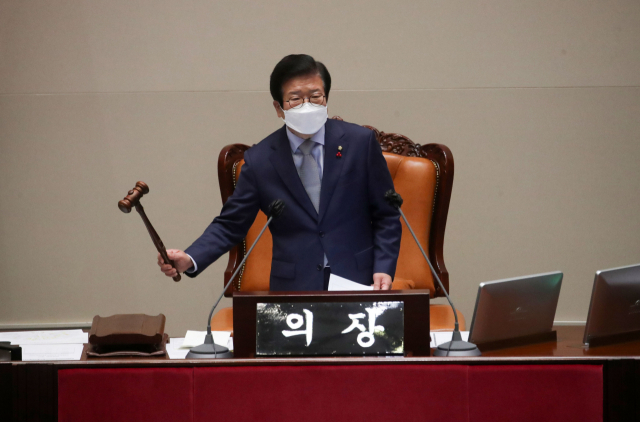 박병석 국회의장이 9일 국회 본회의에서 법안 가결을 선포하며 의사봉을 두드리고 있다. / 권욱 기자