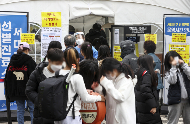 9일 오후 서울 서대문구보건소 선별진료소를 찾은 시민들이 대기하고 있다./연합뉴스