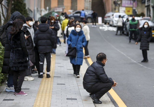 9일 오후 서울 서대문구보건소 선별진료소를 찾은 시민들이 검사를 기다리고 있다. /연합뉴스