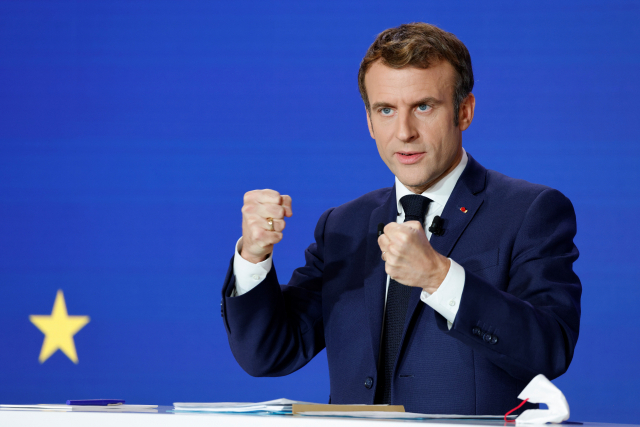 9일(현지 시간) 에마뉘엘 마크롱 프랑스 대통령이 기자회견 도중 두 주먹을 불끈 쥐고 있다./AP연합뉴스