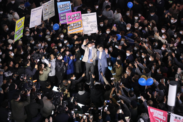 이재명 더불어민주당 대선 후보가 부인 김혜경 씨와 함께 10일 대구 동성로를 찾아 시민들에게 인사를 하고 있다. / 연합뉴스