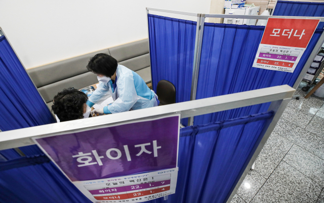 코로나19 예방접종센터에서 의료진이 화이자 백신으로 추가접종(부스터 샷)을 하고 있다. /연합뉴스