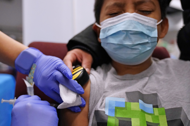 11일(현지 시간) 미국 시카고에서 7세 소년이 화이자 백신 접종을 하고 있다./AP연합뉴스