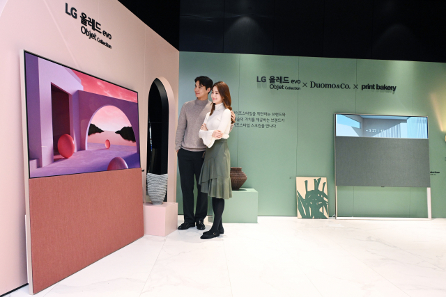 LG전자가 여의도 소재 더현대 서울에서 LG 올레드 에보 오브제컬렉션의 차별화된 디자인을 앞세워 라이프스타일 전시를 선보인다고 12일 밝혔다. LG전자 모델들이 전시 공간을 소개하고 있다./사진제공=LG전자