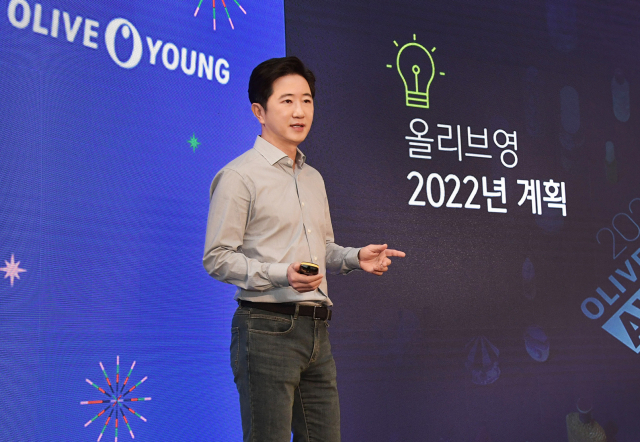 구창근 CJ올리브영 대표가 10일 서울 동대문디자인플라자(DDP)에서 열린 '2021 올리브영 어워즈&페스타'에서 내년도 경영 전략을 설명하고 있다. /사진 제공=CJ올리브영