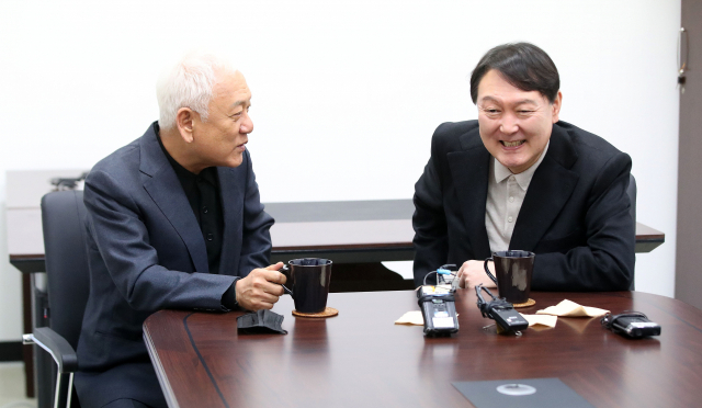 윤석열(오른쪽) 국민의힘 대선 후보와 김한길 새시대준비위원장이 12일 오후 서울 여의도에 위치한 새시대준비위원회에서 열린 현판식에 앞서 대화하고 있다./권욱 기자