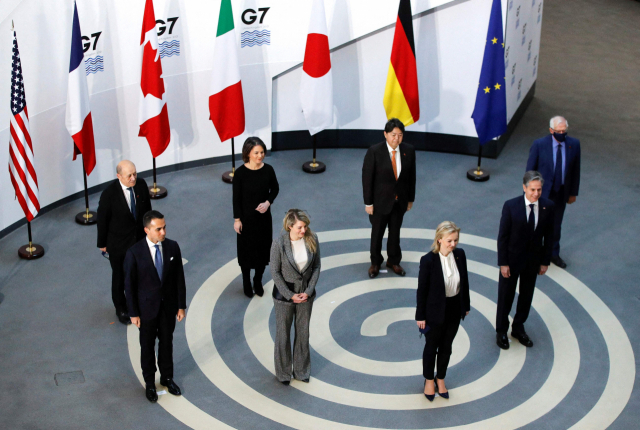 주요 7개국(G7) 외교장관들이 11일 영국 리버풀에서 열린 회의에서 기념촬영을 하고 있다./리버풀=AFP연합뉴스