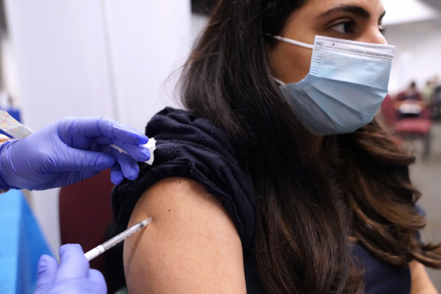 미국 일리노이주 시카고의 한 접종소에서 11일(현지 시간) 한 여성이 코로나19 백신 3차 접종을 받고 있다. /AP연합뉴스