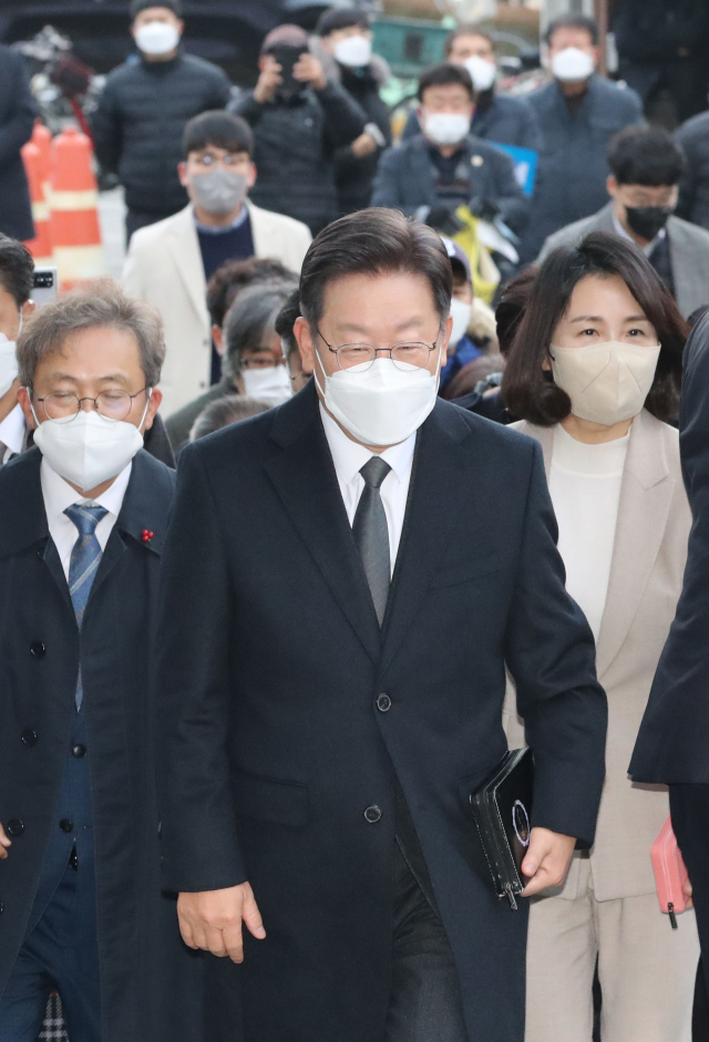 이재명 더불어민주당 대선 후보가 12일 경북 영주의 한 교회에서 열린 예배에 참석하고 있다. /연합뉴스