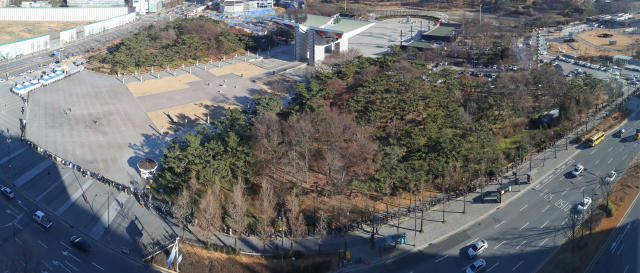 13일 오전 서울 송파구 올림픽공원에 설치된 임시선별검사소를 찾은 시민들이 검사를 위해 줄지어 서 있다./연합뉴스