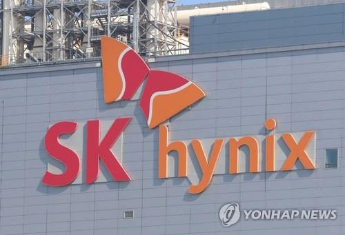 [특징주] SK하이닉스,'K-반도체' 인재 육성 소식에 2% ↑