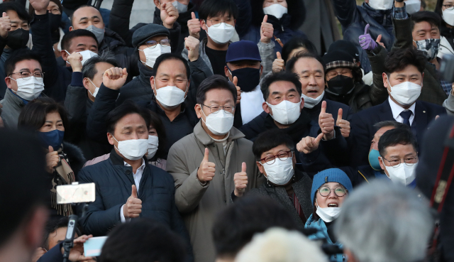 이재명 더불어민주당 대선 후보가 12일 경북 김천시 추풍령휴게소 경부고속도로 기념탑을 방문한 뒤 지지자들과 기념촬영하고 있다. /연합뉴스