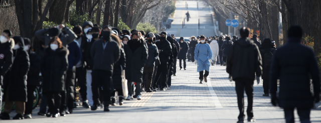 13일 오전 서울 송파구 올림픽공원에 설치된 임시선별검사소를 찾은 시민들이 코로나19 검사를 위해 기다리고 있다. /연합뉴스