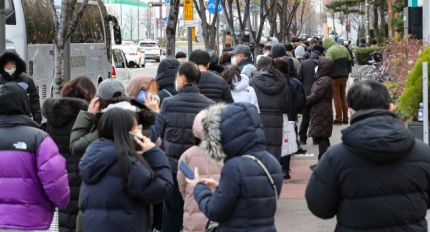 시민들이 지난 4일 서울 한 코로나19 선별진료소에서 검사를 받기 위해 줄을 서 있다. / 연합뉴스